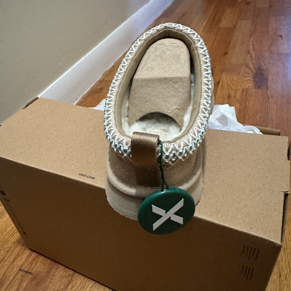 Ugg Sand Tazz. Kids size 3.  Platform style. - Picture 4 of 5